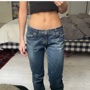 Lågmidjade Tommy Hilfiger jeans - Säljer dessa jättefina lågmidjade, raka Tommy Hilfiger jeansen då dom tyvärr är för små för mig. Möts upp i sthlm, annars står köparen för frakten 💜💕 ‼️Bildcred: Alvinamilltoft här på plick ‼️