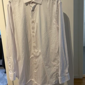 Vit skjorta - Säljer som sagt åt min sambo. Vit skjorta som inte används och heller inte har använts så mycket. Det är nästan i nyskick och inga defekter. Det är en slim fit. Säljes exl frakt.