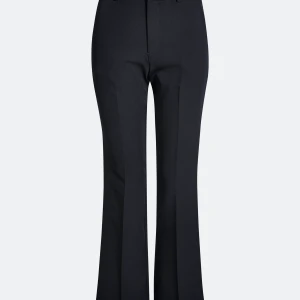 Kostymbyxor  - Säljer dessa jättefina Wilma kostymbyxor från bikbok. Byxorna är perfekt i längd för dig som är liite kortare än 160! De är lite korta på mig som är 162! Original pris 399kr men säljer för 199kr+frakt. 