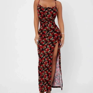 Aldrig använd, jätte fin och sexig!! Storlek Xs , men passar även S.  - Den ser exakt ut som på bilden. Köpt i juli. Kostade 120