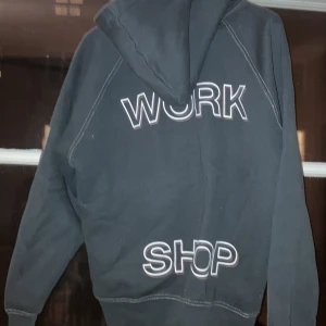 Our leagacy workshop hoodie - Our legacy workshop hoodie köpt i butik i Stockholm, slutsåld 