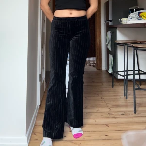 Svarta bootcut sammet byxor  - Säljer dessa fina svarta sammet byxor från H&M. Byxorna är i fin sick❤️