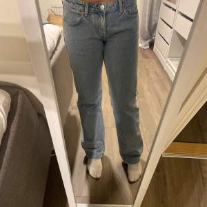 Säljer nu dessa snygga och nästan helt slutsålda Arrow Low Straight Jeans från weekday i färgen summer blue. Använda ett fåtal gånger. Säljer pga att de är lite för stora för mig. Längden passar mig som är 164 cm😋 Köparen står för frakten!