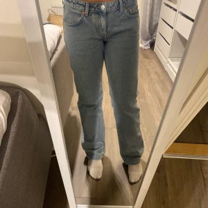 Weekday Arrow Low Straight Jeans - Säljer nu dessa snygga och nästan helt slutsålda Arrow Low Straight Jeans från weekday i färgen summer blue. Använda ett fåtal gånger. Säljer pga att de är lite för stora för mig. Längden passar mig som är 164 cm😋 Köparen står för frakten!