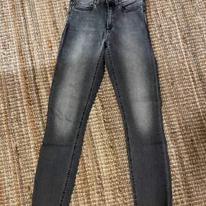Gråa jeans från Acne Stuios i storlek XS