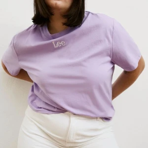 T-shirt från Lee - Tshirt från det unika samarbetet H&MxLee i stl M. Använd fåtal gånger, toppskick. 100kr+frakt💗