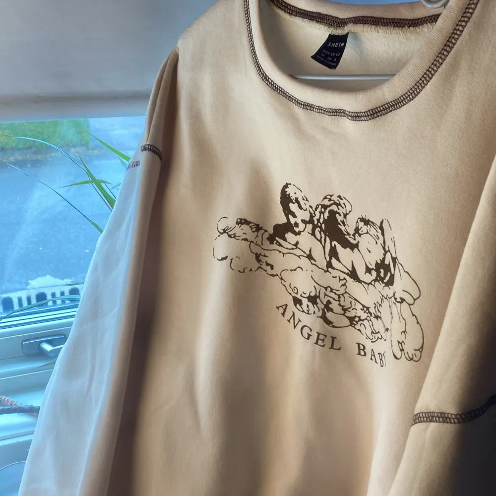 Säljer denna sweatshirt från shein, i strl S/M känns mer som S men står M :-) Inte riktigt min stil och endast använd 1 gång. Nyskick 🫶. Hoodies.