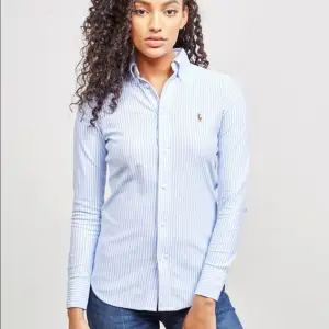 Säljer denna Custom Fit skjorta från Ralph lauren. Blå och vit randig, knappt använd.  Möts i malmö eller skickar mot frakt 
