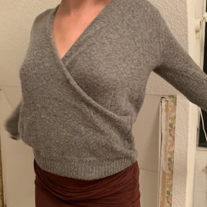 Söt stickad tröja - Söt stickad tröja som jag använt vid tillfällen såsom julafton! Riktigt mysig och skön, i bra skick. Brukar använda en säkerhetsnål för att få den att ”gå ihop” längre upp i urringningen, dock inget som lämnat spår! (Tryck ej på köp nu, skriv till mig!❤️)