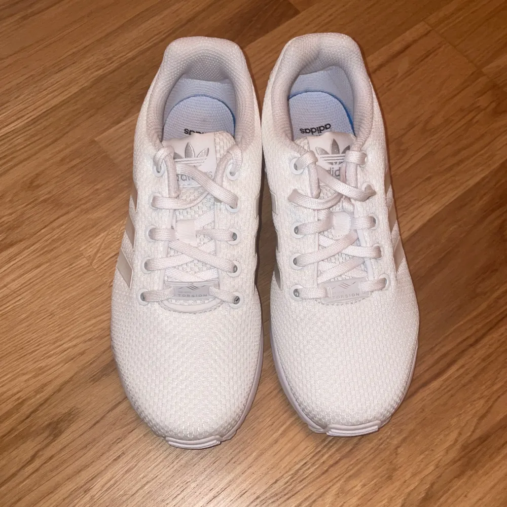 Vita Adidas Flux Skor