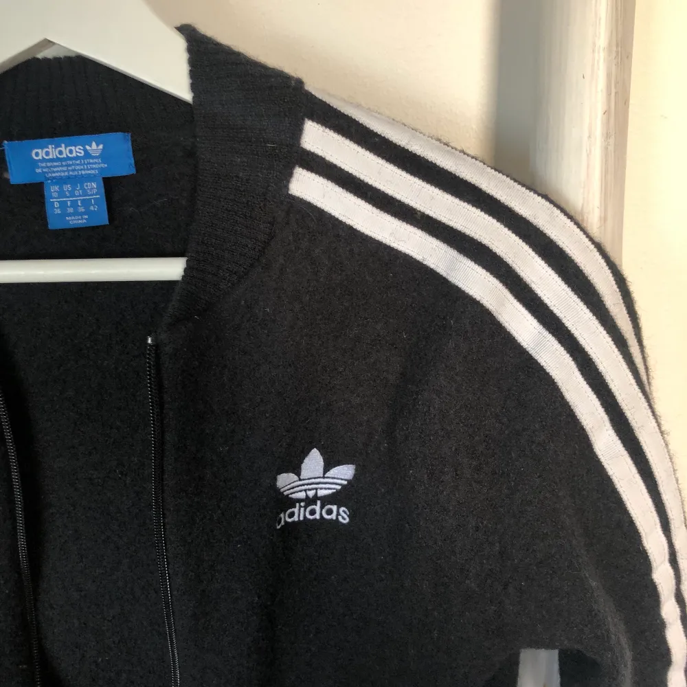 Adidaströja gjord av ull. Hoodies.