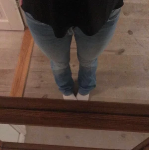 Jättefina lee jeans - Säljer nu ett av mina favoritpar jeans då de blivit försmå! Köpta secondhand för 350 för ett tag sen, märket är lee❤️ Lågmidjade bootcut jeans❤️❤️