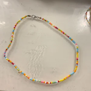 Halsband  - Säljer detta fina halsbandet med olika färger. Säljer för 10+ 13kr frakt❤️