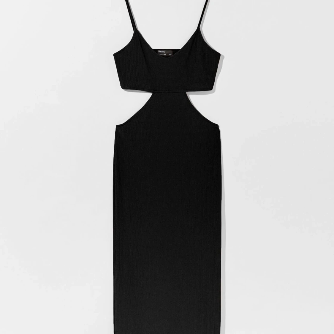 Svart klänning med sidecut 