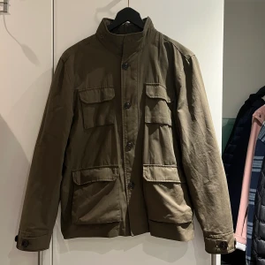 Jacka från Zara - Jacka från Zara i storlek M. Liten i storleken så passar bra om man har S. Färgen är grön och jackan är i väldigt fint skick