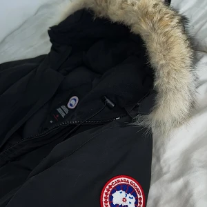 Canada goose Victoria parka  - En canada goose Victoria parka dunjacka med äkta päls. Jackan är köpt för 1,5 år sedan från Johnells butik i storlek L. Inga skador eller märken finns på jackan, i fin skick. Vid midjan kan man spänna så att man får mer form.  Pris kan diskuteras!!