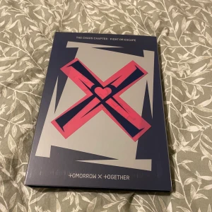 TXT-The chaos chapter: fight or escape  - Txt, the chaos chapter: fight or escape är en ny skick. Innehåller alla includes (även photocard) Köpte albumet men sedan tappa intresset och tror att albumet skulle behöva ett nytt hem! Skriv gärna privat om vilken member man får på photocarden! 