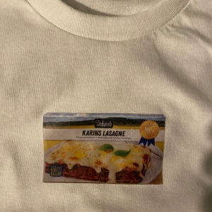 Karins Lasagne Tshirt - Finns i storlek s m och l. Skriv för mer info. Tvätta i 30 grader hemmagjord 