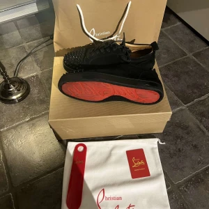 Säljer mina fräscha Louboutin skor.  - Tjena, säljer mina fräscha Louboutin skor i storlek 43. Cond är 9/10 då det enda felet är att sulan e lite smutsig men går att fixa utan problem. Kan vara öppen för byten ifall det är något intressant. Hör gärna av er om ni har frågor eller är interiserad