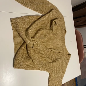 Stickad tröja - Stickad tröja,mysig och lite uringad,men väldigt snygg