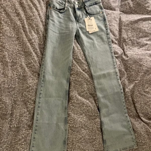 Jeans Pull and bear - Jeans från Pull and bear, helt nya och oanvända. Strlk 34, säljes pga försmå. Skicka meddelande för fler bilder💖💘💗💝💕