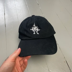 Puzzle hat - The Garden merch 🖤