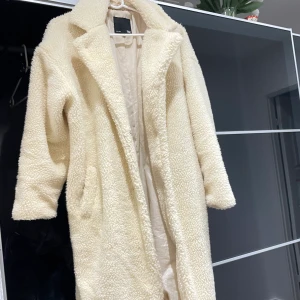 Lång päls kappa - Super fin och mysig, använd men det syns inte på den. Storlek M men passar S-L beroende på hur man vill den ska sitta. 