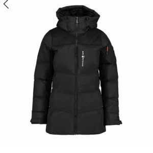 Sailracing jacka dam  - Sailracing jacka dam storlek S, använt den under 1 vinter, jackan är som ny och har inga skador elr liknande. Nypris:3500kr, säljes för 2500, köparen står för frakten. Pris kan diskuteras - snabbaffär. Skriv för bilder på jackan privat