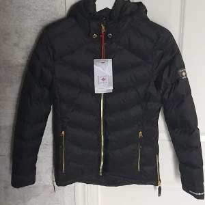 Canada Snow jacka  - Canada Snow svart helt oanvänd vinterjacka i strolek Xs   säljer för 2000 kr+frakt 
