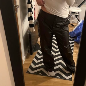 Bruna skinnbyxor - Använda 3 gånger. Bra skick. Frakt tillkommer. 