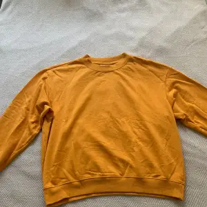 En mörkgul sweatshirt från Monki i storlek S. Har använts ett fåtal gånger men är i nyskick.