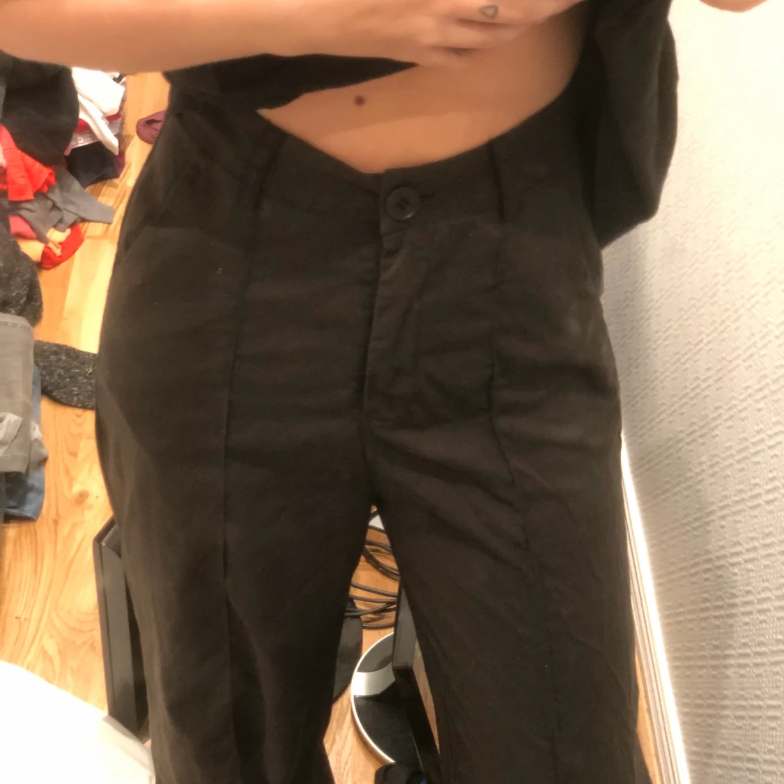 mörkgråa kostymbyxor