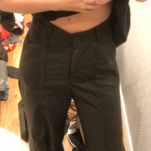 mörkgråa kostymbyxor - ett par mörkgråa kostymbyxor i storlek M, är 158cm och dom är lite långa men går att sy upp!