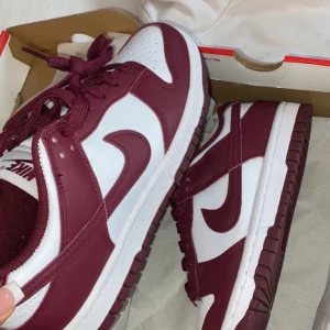 Dunks  - Hej hej, tänkte kolla om någon var sugen på att köpa mina SB Dunks som är köpta för ungefär 8månader sedan! Dom är använda men har varit ganska försiktig med dom 