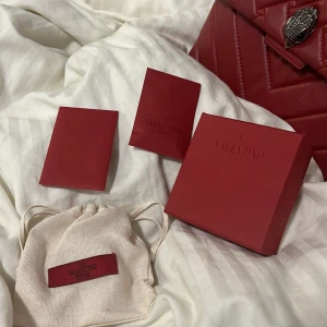 Valentino Garavani Braclet  - Valentino Garavani armband som är i en slutsåld färg (ett silvrigt armband med guldiga nitar på vilket är en as ball kombo!)🪩💘säljer då det tyvärr inte kommer till användning längre!💞 dustbags och extranitar tillkommer, och även asken!💋oseriösa bud iggas💞