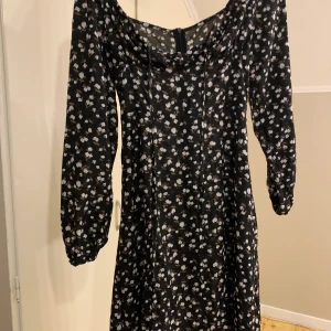 Klänning - En jättefin klänning i strlk 36. Bra skick.