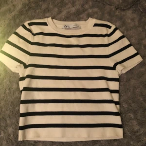 Randig Tröja - En randig tröja från Zara endast testad ! Stolek M men passar S