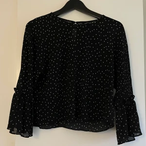 Topshop topp - Svart och vitprickig topp från Topshop i storlek 36. Väldigt bra skick