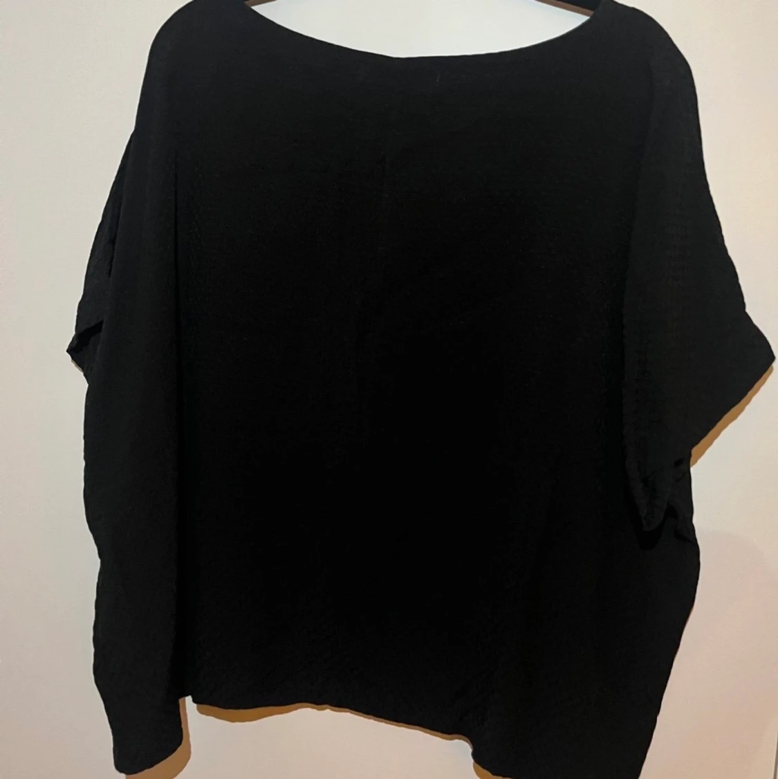 RODEBJER, svart blus fint mönster, strl M (fint skick!) - 90