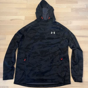 Under Armour tröja i bra skick - Under Armour tröja i nyskick, storleken är L. Mycket skön träningströja med zip fickor, perfekt till gymmet eller en jogging runda. 