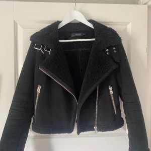 Mocca jacka - Mocca imiterad jacka från ZARA med Teddy fluff i hela jackan, ända ner till händerna! Super mysig men är tyvärr lite liten för mig. Endast använd fåtal gånger🫶🏼kan tänka mig gå ner i pris vid snabb affär! 370 kr!💕