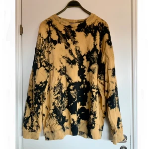 Oversize tröja från ASOS  - Batikfärgad/marmorerad oversize tröja från ASOS i fint skick. Strl 2xl. 🌙