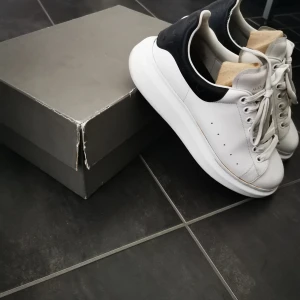 Alexander Mcqueen - Tja! Säljer nu mina älskade mcqueens. De är i en basic vit modell som förut hade små silvernitar vid hälen som samtliga sedan plockats bort. General wear och lite heeldrag-cond på 7.5/10. Passar 42/43. Nypris ligger på 4500 sek så bud från 1000 sek. 