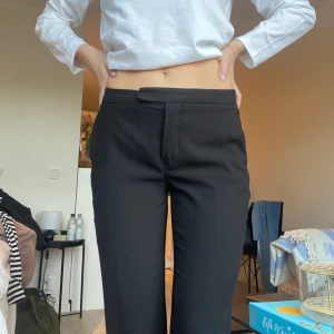 Lågmidjade kostymbyxor  - Svarta lågmidjade kostymbyxor från Zara🖤 Jag är 180 cm lång!