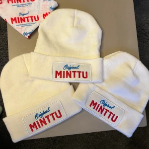 Minttu  - Minttumössor och Minttu halsvärmare! Kan köpas enstaka eller alla tillsammans.  Grejerna kommer direkt från Minttu-ambassadören.  Pris går att diskutera, kom med bud!😊