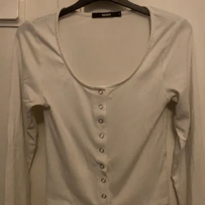 Topp - Hej! Säljer denna fina topp. Knappt använd och är i jätte fint skick. Tveka inte att höra av dig om frågor osv.