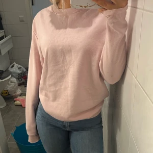 Rosa tröja - Vanlig tröja utan luva eller tryck från hm. Köpt på herrarnas avdelning strl xs. Står för frakt själv, köpt för 200k