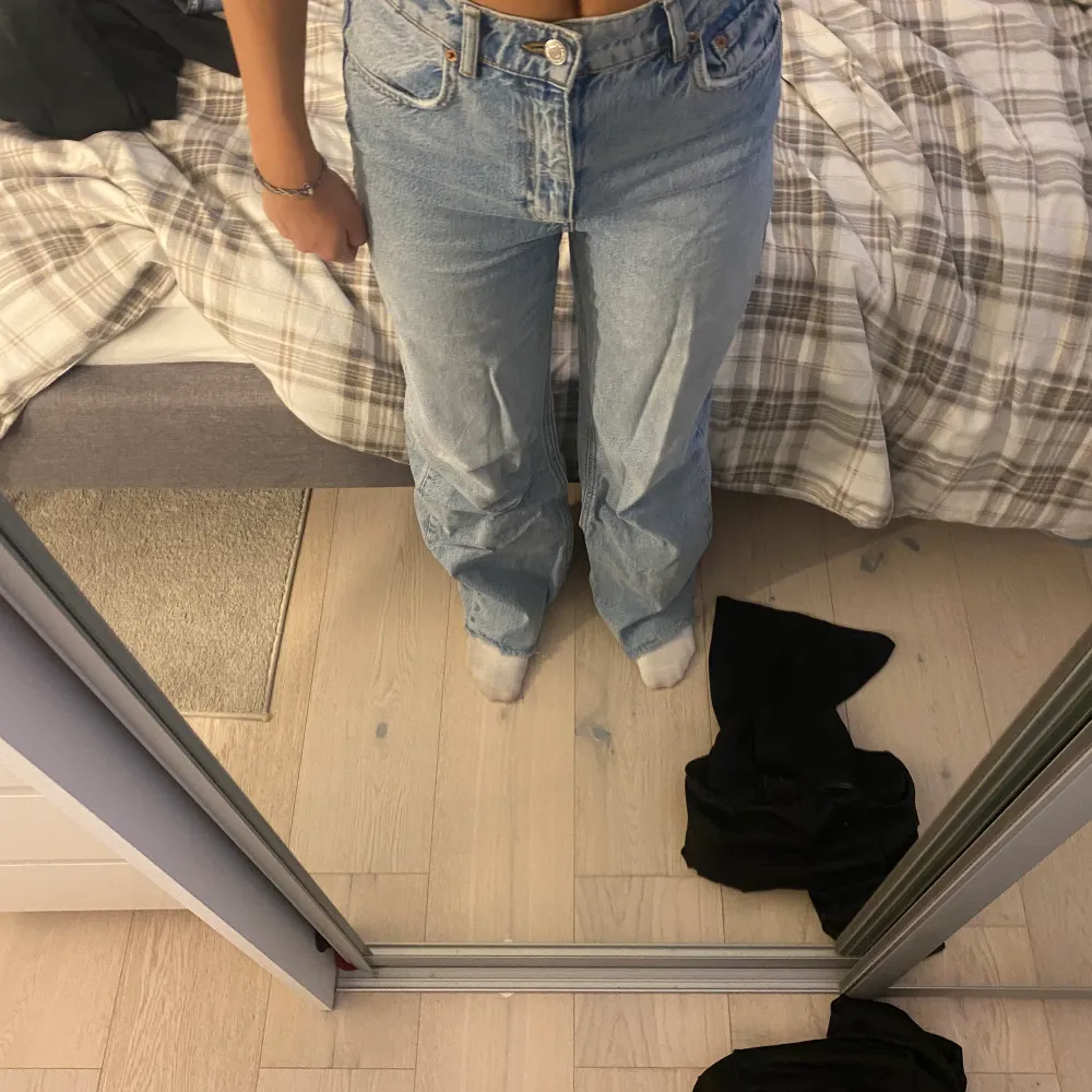 Ett par ljusblåa raka jeans. Dem är högmidjade och är lite långa för mig som är 170. Jeans & Byxor.