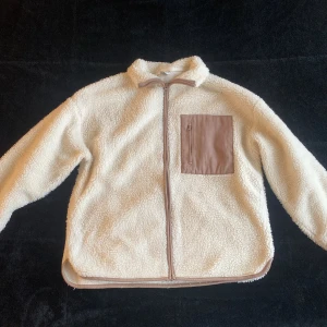 Teddyjacka - Säljer min fina teddyjacka då den inte kommer till användning. Funkar bra som höst och vårjacka! Den fäller lite, men det kan nog fixas efter ett par tvättningar!