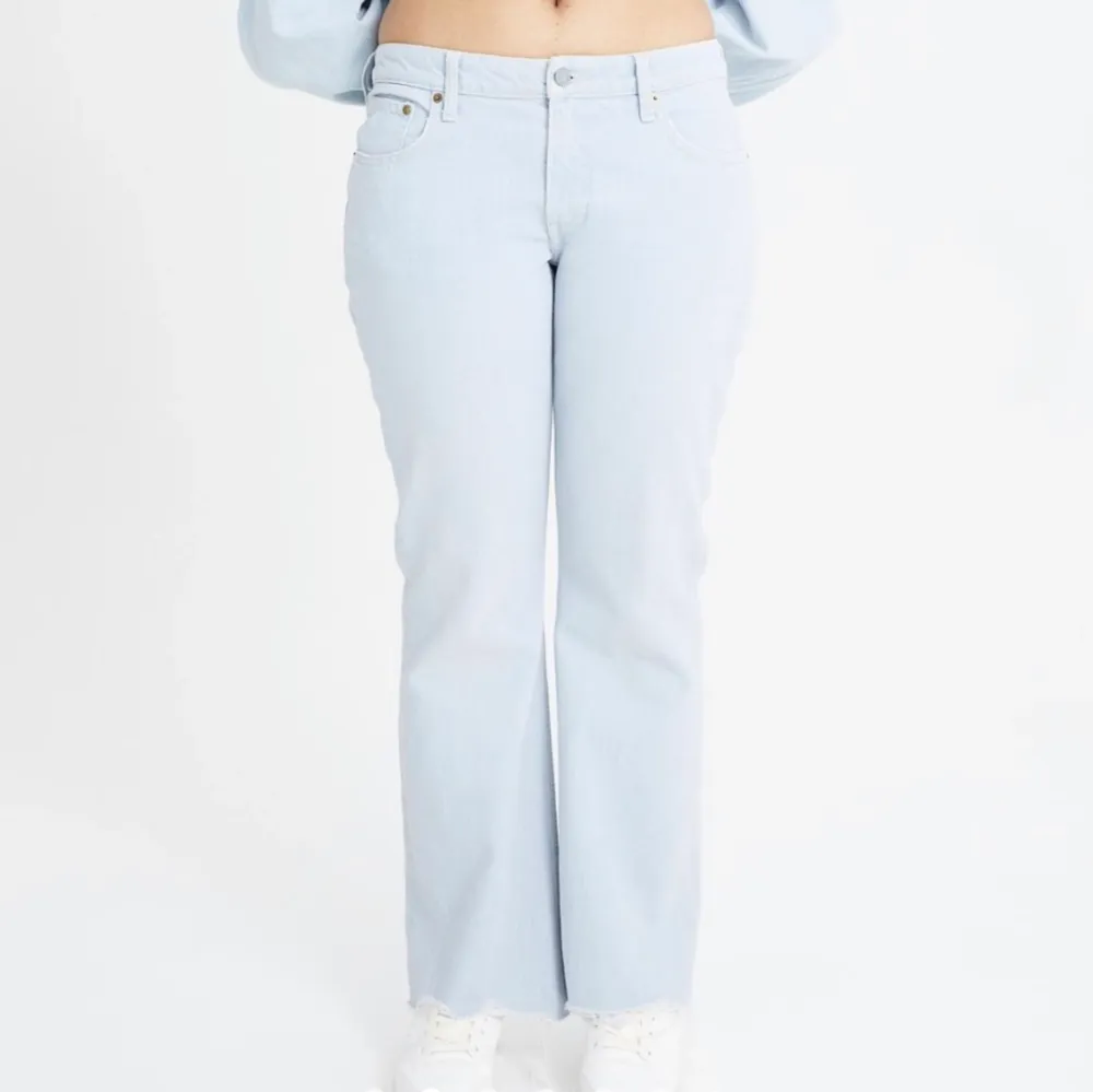 Jeans i den perfekta ljusblå färgen. Från H&M i deras 90s Flare Low Jeans. Använda en gång. Jeans & Byxor.